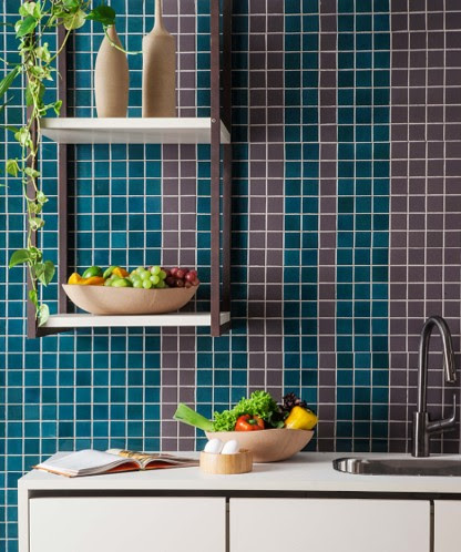 Pastilhas de porcelana em parede de banheiro moderno